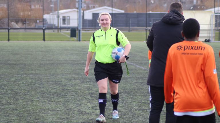 Volgens Jennifer proberen jongens de vrouwelijke scheidsrechters vaak net iets meer uit (Foto: Arjan van den Haak). 