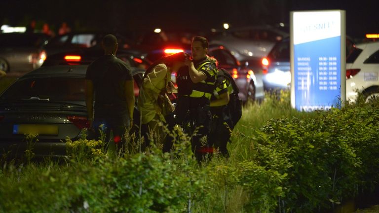 De politie werd rond twee uur gewaarschuwd dat er geschoten zou zijn in de Bavelseparklaan in Breda (foto: Perry Roovers/SQ Vision).