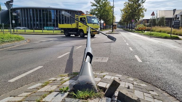 De aangereden lantaarnpaal was net nieuw (foto: Toby de Kort/SQ Vision).