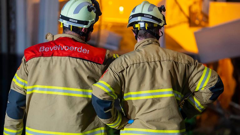 De brandweer bekijkt de ravage bij het huis aan de Kromstraat in Oss (foto: Gabor Heeres/SQ Vision).