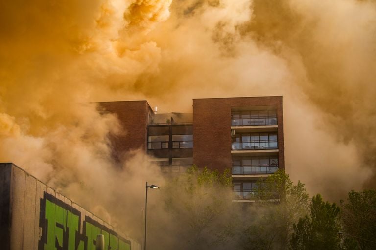 De rook is zo dik en vol dat op straat weinig meer te zien is (Foto: SQ Vision)