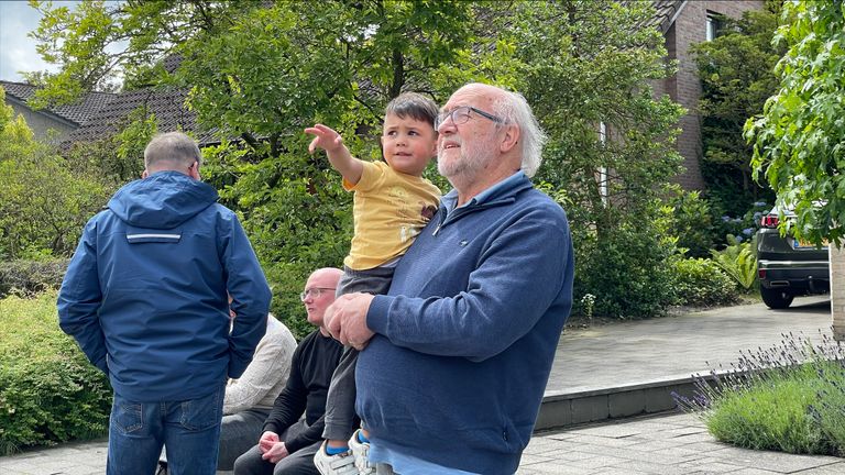 De jongste zoon kijkt met opa naar het afgebrande huis (foto: Rochelle Moes).