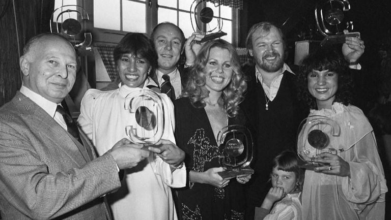 José Hoebee, geheel rechts met naast haar Piet Souer, won met Luv' veel gouden en platina platen en andere prijzen (foto: Nationaal Archief).