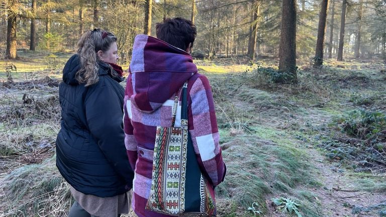 Jacqueline (links) en Judith (rechts) bij de natuurbegraafplaats waar Jip en Sabine liggen (foto: Floortje Steigenga).