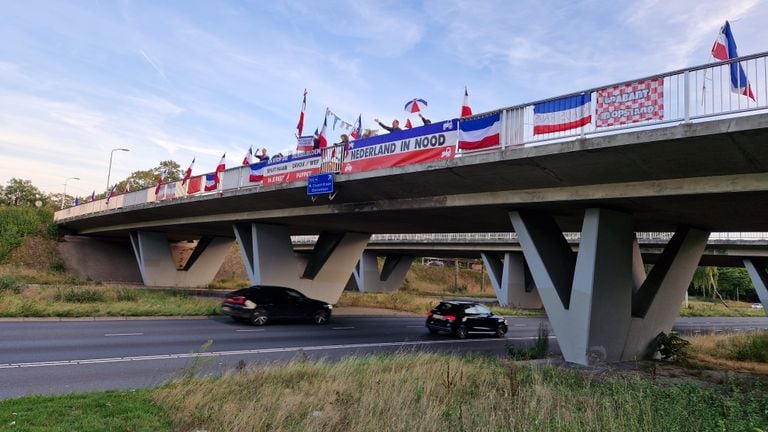 Sinds 11 juli staan de demonstranten elke werkdag op deze brug (foto: Noël van Hooft).