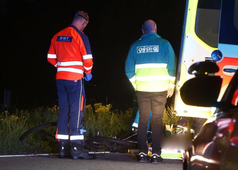 De vrouw fietste om nog onbekende redenen op de 80-kilometerweg (foto; Bart Meesters)