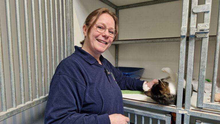 Kristel Kuijsters bij Dierenasiel Breda (foto: Tom Berkers).