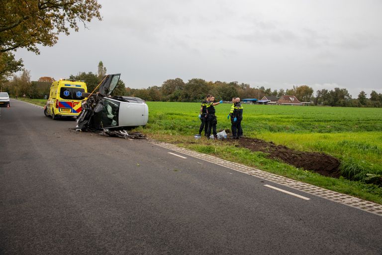 De auto trok een spoor door de berm (foto: Christian Traets/SQ Vision).