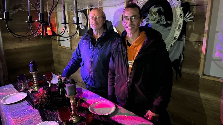 John en Christiaan in de woonkamer van het spookhuis waar de tafel op en neer beweegt (foto: Ronald Sträter).