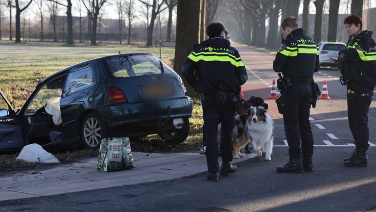 Een auto kwam na de botsing in Odiliapeel in een greppel tot stilstand (foto: Marco van den Broek/SQ Vision).