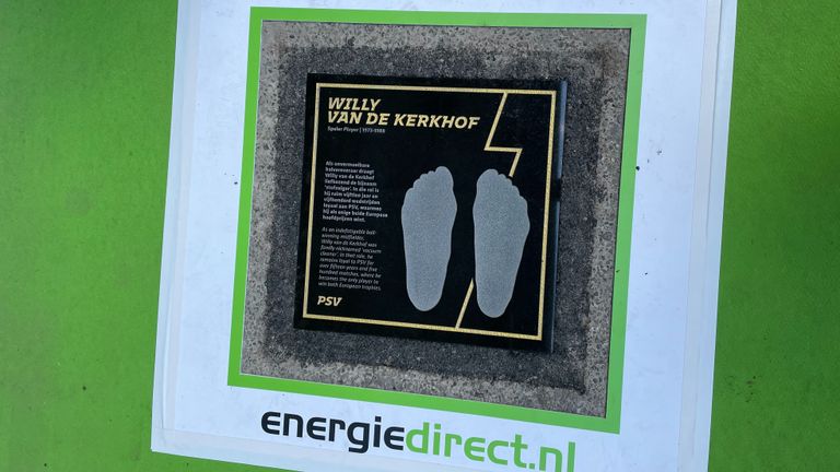 Tegel van Willy van de Kerkhof op de Walk of Fame in het Philips Stadion (foto: Megan Hanegraaf).