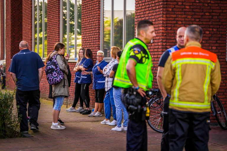 Vanwege de dampen werden zo'n honderd mensen uit het Fletcher Hotel gehaald (foto: SQ Vision).