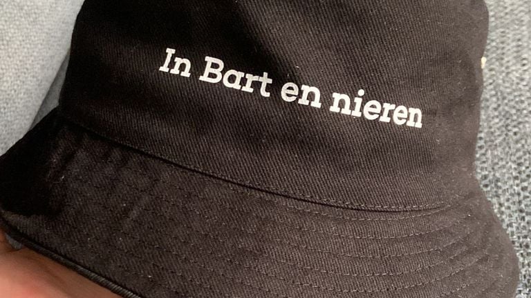 De Barten uit de groep hebben speciale shirts en petjes laten maken met hun naam (foto: Heel Holland Bart).