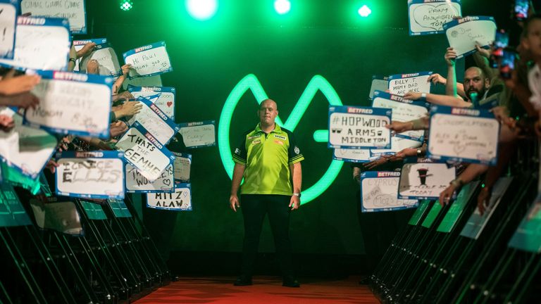 Opperste concentratie bij Michael van Gerwen voor de opkomst in Blackpool (foto: Taylor Lanning/PDC).