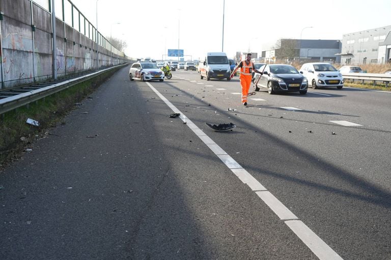 Busje rijdt achterop vrachtauto A59 Waalwijk (Erik Haverhals/Persbureau Heitink).