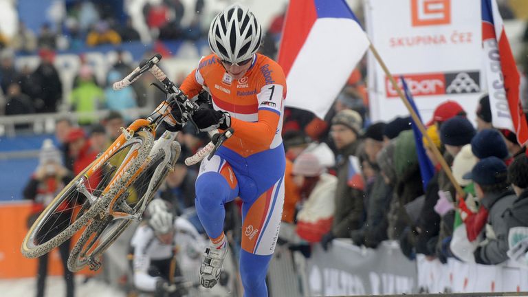 Marianne Vos op weg naar de zege in Tábor (foto: ANP).