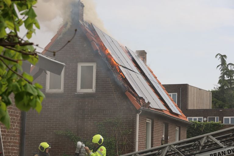 De vlammen sloegen uit het dak van het huis in Uden (foto: Kevin Kanters/SQ Vision).
