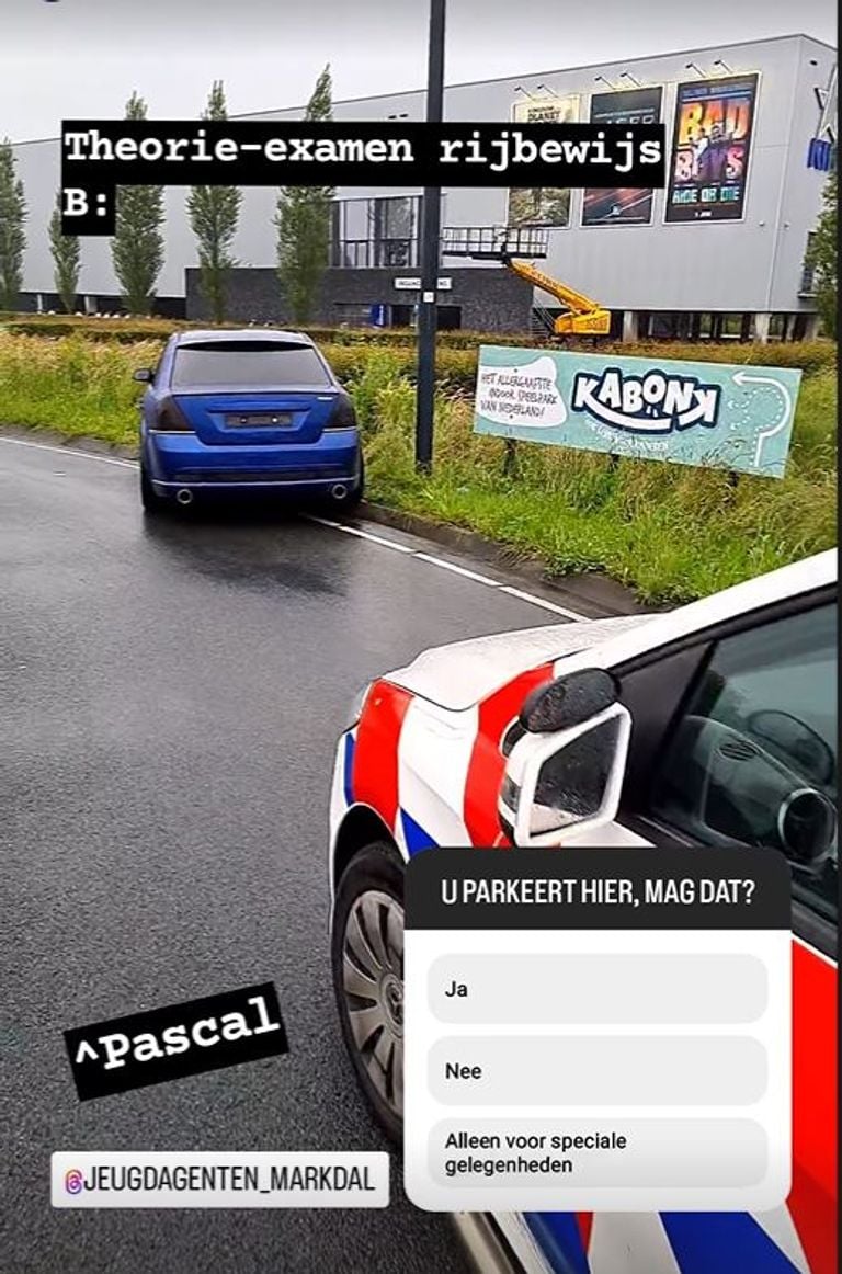 De auto werd achtergelaten aan het Breepark in Breda (foto: Instagram wijkagenten Markdal-buiten).