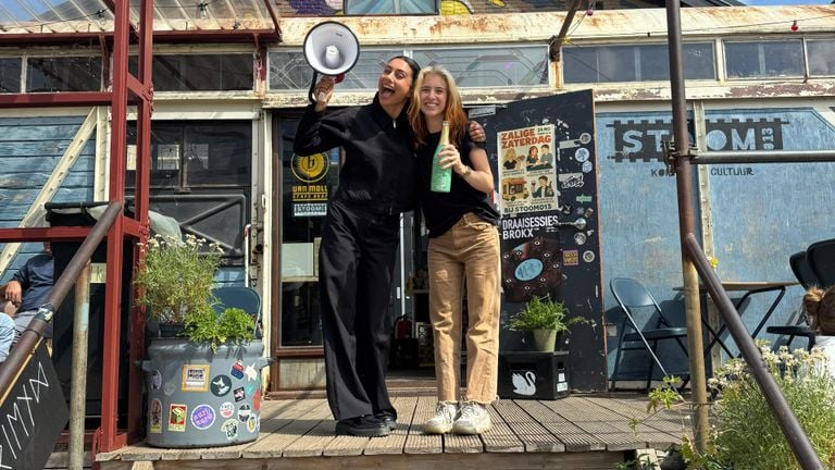 Julie werd feestelijk verrast in haar woonplaats Tilburg (foto: 3FM).