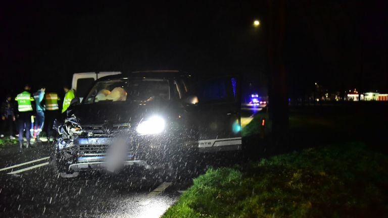 De personenauto die in botsing kwam met de bestelwagen, links op de achtergrond (foto: Johan Bloemers/SQ Vision).