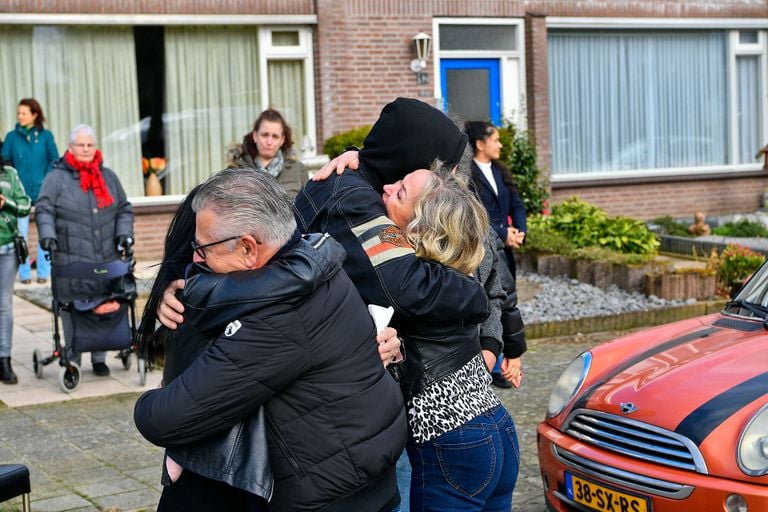 Een laatste omhelzing van Jack met zijn vrienden (foto: Rico Vogels/SQ Vision).