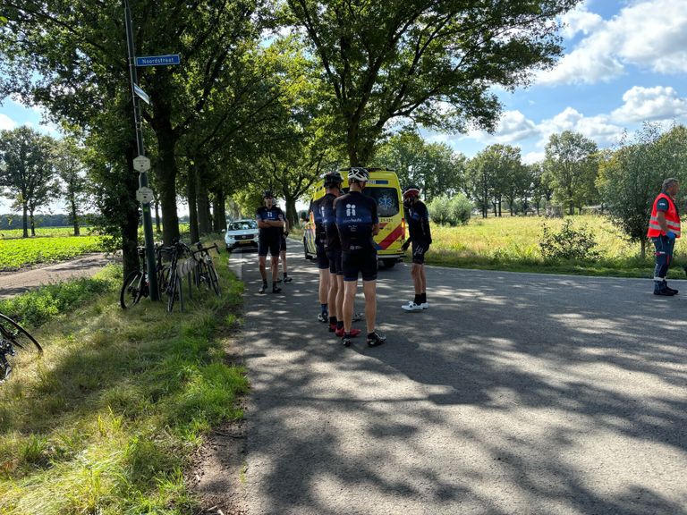 De sturen van twee wielrenners raakten elkaar bij het afslaan (foto: Marco van der Broek/SQ Vision).