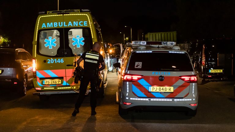 Vanwege de steekpartij kwamen meerdere hulpdiensten naar de Van Breestraat in Tilburg (foto: Jack Brekelmans/SQ Vision).