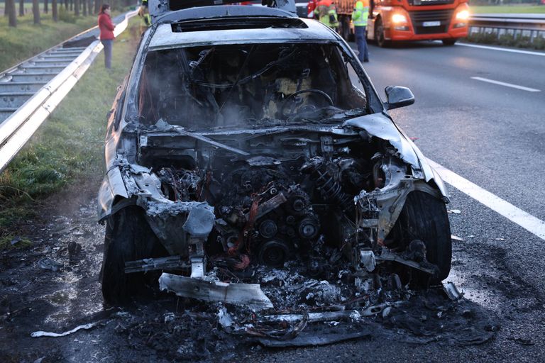 Auto brandt volledig uit op de A58 (Foto: Sander van Gils/SQ Vision)