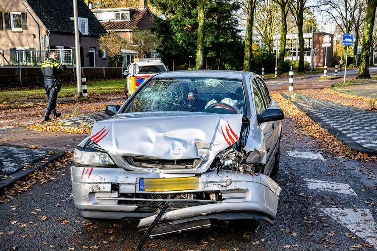 De auto raakte bij de botsing in Tilburg zwaar beschadigd, de bestuurder is naar een ziekenhuis gebracht (foto: Jack Brekelmans/SQ Vision).