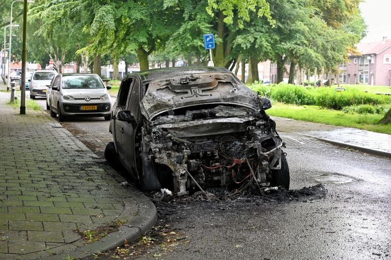 De autobrand werd rond kwart voor vier zondagnacht ontdekt (foto: Toby de Kort/SQ Vision).