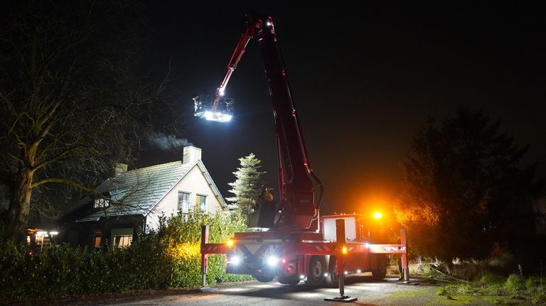 Er was een hoogwerker nodig om de schoorsteenbrand te bestrijden (foto: Jeroen Stuve/SQ Vision).