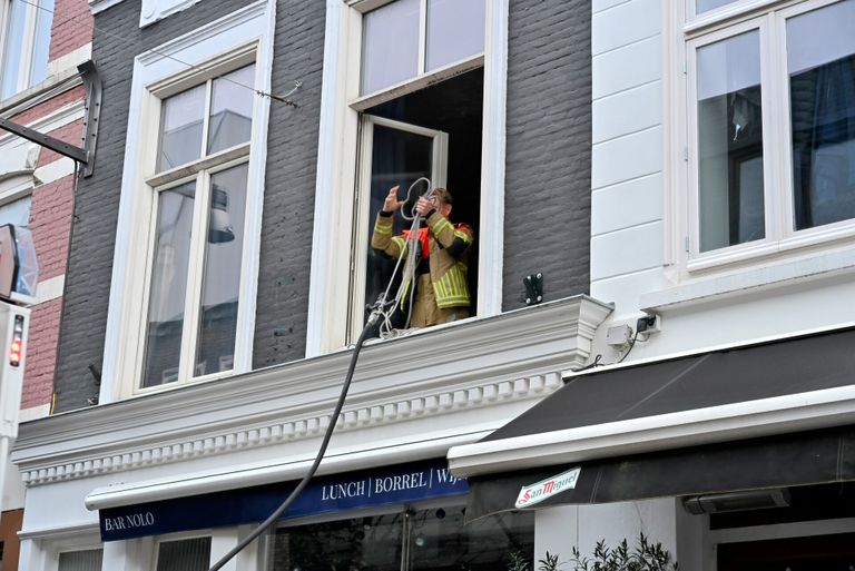 De brand woedde in een bovenwoning aan de Halstraat in Breda ((foto: Tom van der Put/SQ Vision).