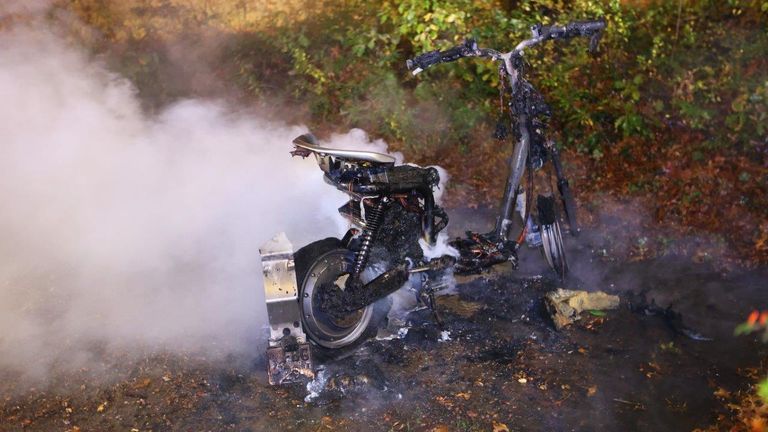 De treurige aanblik van een uitgebrande deelscooter (foto: Bart Meesters).