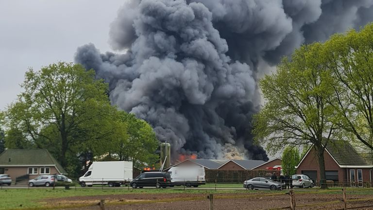 Enorme rookwolken stijgen op (foto: Jeroen Hup)