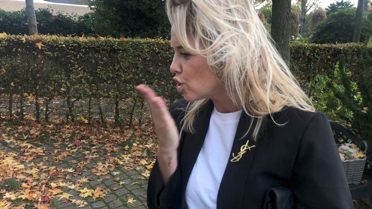 Isabella neemt altijd afscheid van Liv met een kushandje. 