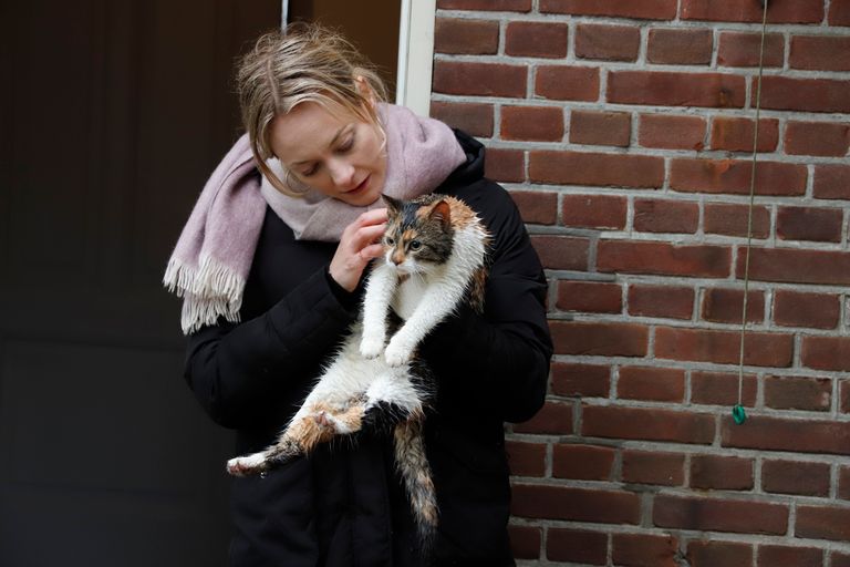 De eigenaresse is blij dat de kat heelhuids uit de boom is (foto: SK-Media).