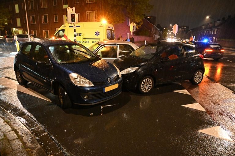 De auto's botsten op de kruising van de Doctor Struyckenstraat met de Heuvelbrink in Breda (foto: Perry Roovers/SQ Vision).