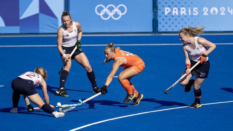 Joosje Burg in duel met de Britse Charlotte Watson tijdens de olympische kwartfinale (foto: ANP 2024/Remko de Waal).