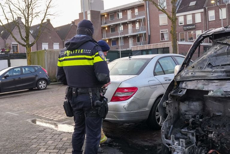 De politie neemt de schade op (foto: Harrie Grijseels/SQ Vision).