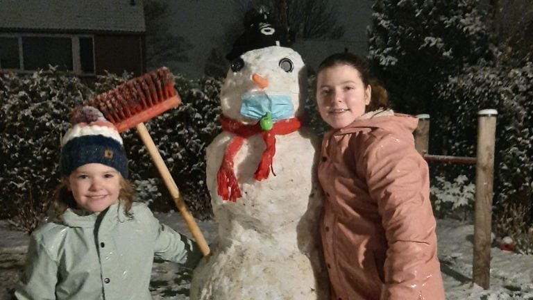 Emke en Saar Verhoeven uit Berkel-Enschot zijn maar wat trots op hun sneeuwpop (foto: Sandra Verhoeven).