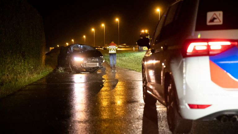 De auto eindigde op de parallelweg langs de Noordlangeweg in Roosendaal (foto: Christian Traets/SQ Vision).