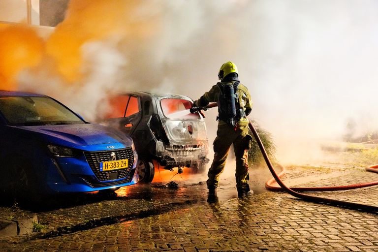 De brandweer kon voorkomen de vlammen zouden overslaan naar een auto in de buurt (foto: Jeroen Stuve/SQ Vision). 