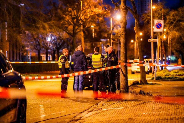 Overleg in de Elzentlaan in Eindhoven waar de explosie zaterdagnacht plaatsvond (foto: SQ Vision).