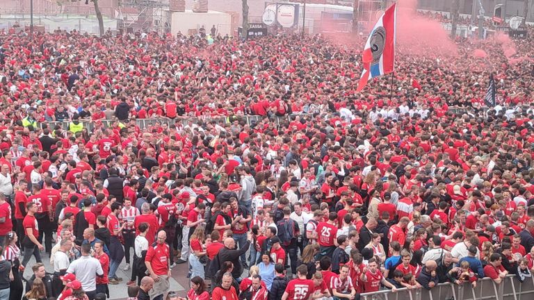 PSV-supporters nemen maandag het Stadhuisplein in bezit (Foto: Leon Voskamp)