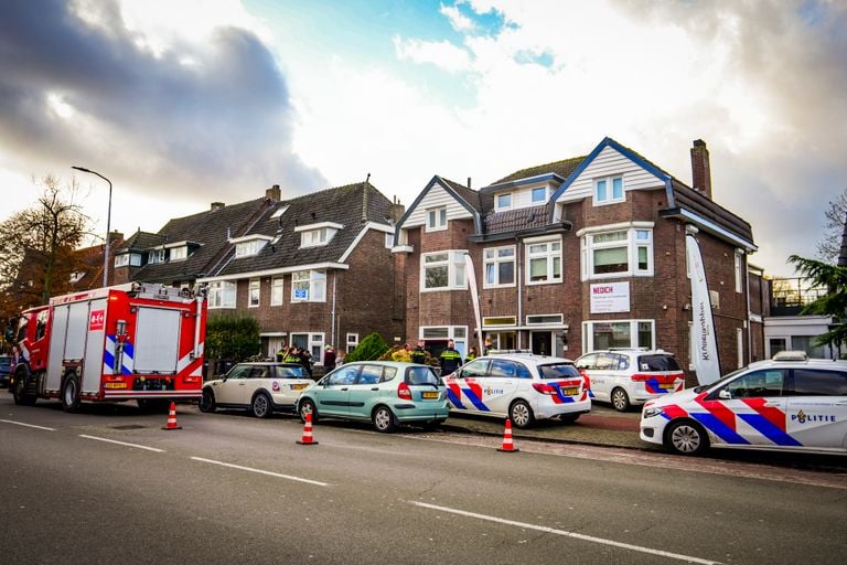 Politie en brandweer bij het huis aan de Leenderweg (foto: Toby de Kort/SQ Vision).