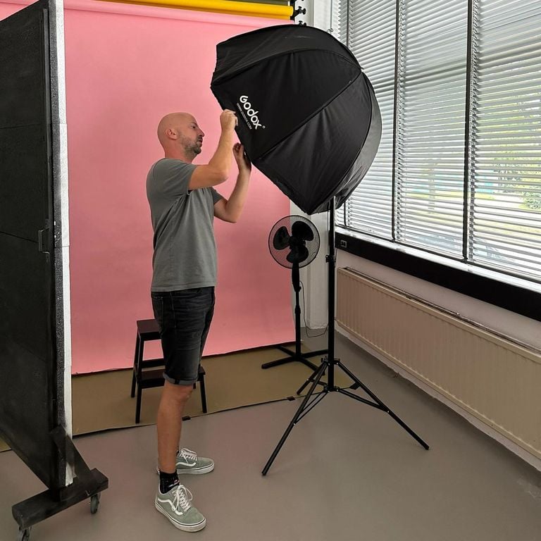 Fotograaf John Wiersma aan het werk in zijn studio (foto: De Fotomeneer).