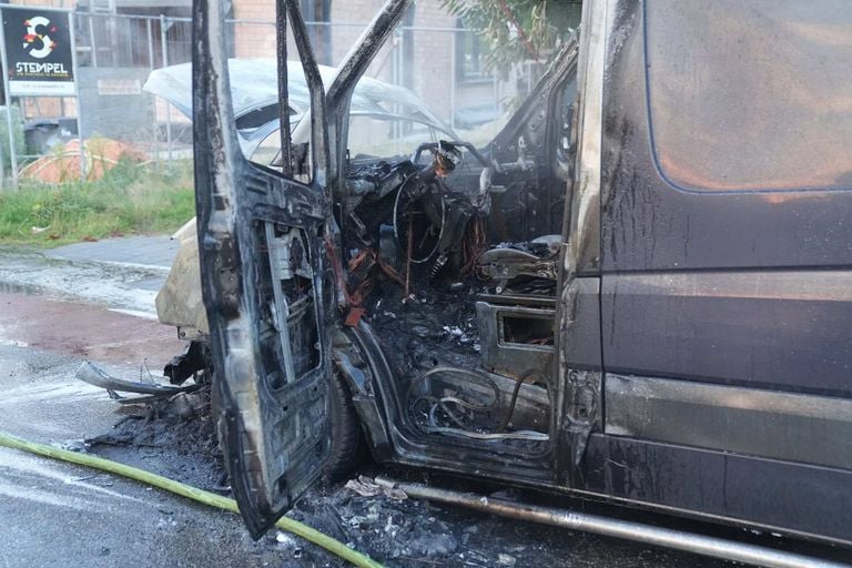 De bestelbus in Budel raakte zwaar beschadigd (foto: WdG/SQ Vision).