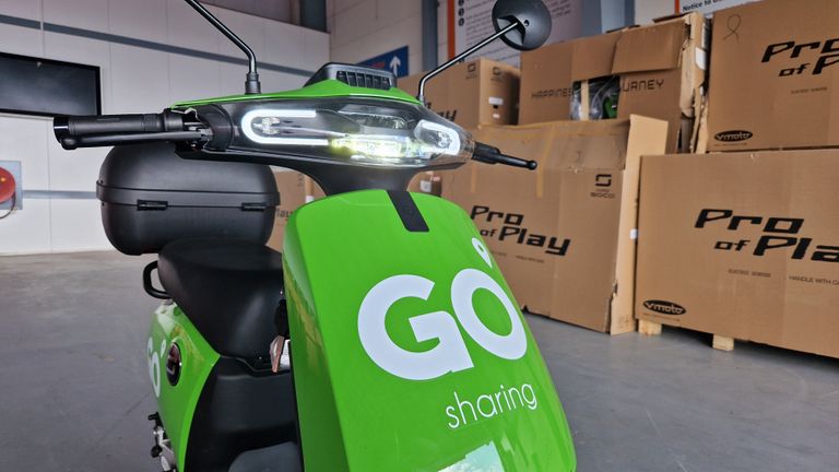 Go Sharing scooter bij veilinghuis Ritchie Bros in Moerdijk (foto: Noël van Hooft)