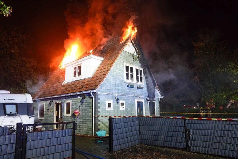 Vooral de bovenverdieping van het huis lijkt in brand te staan (foto: Gabor Heeres/SQ Vision).