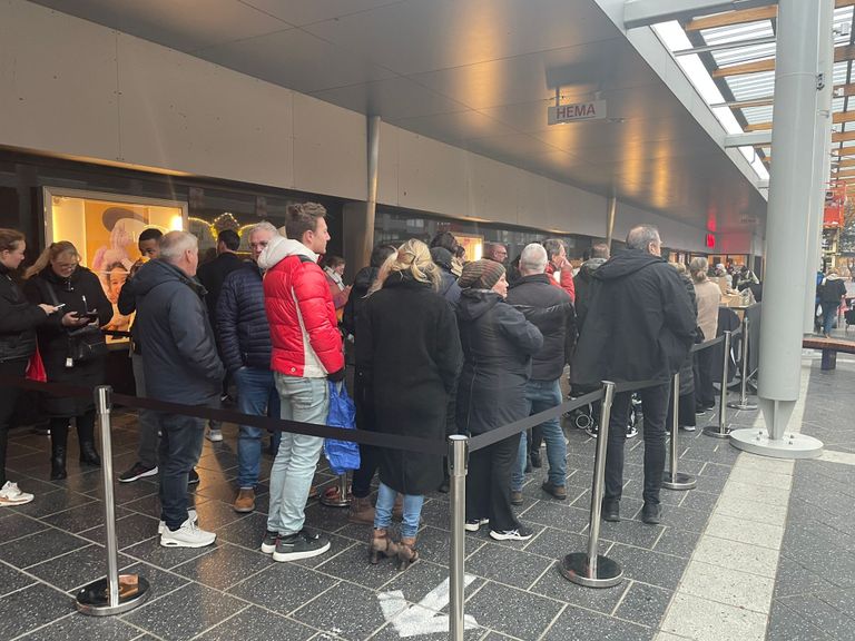 Lange rij bij Winkelcentrum Woensel (foto: Rene van Hoof). 